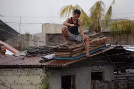 Người dân trên dảo Luzon chằng chống nhà cửa đón bão. (Nguồn: CNN)