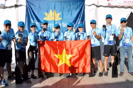 Đội đua thuyền rồng Golden Lotus bày tỏ quyết tâm trước giờ thi đấu. (Ảnhh: Bùi Tuấn/TTXVN)