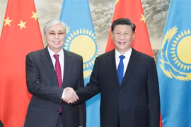 Chủ tịch Trung Quốc Tập Cận Bình (phải) và Tổng thống Kazakhstan Kassym-Jomart Tokayev. (Nguồn: xinhuanet)