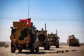 Trong ảnh: Xe quân sự của Mỹ và Thổ Nhĩ Kỳ tuần tra tại ngoại ô thị trấn Tal Abyad (Syria), giáp giới với Thổ Nhĩ Kỳ ngày 8/9/2019. (Nguồn: AFP/TTXVN)