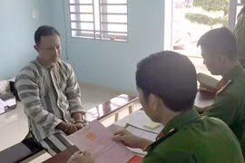 Đối tượng Phạm Xuân Chiến tại cơ quan điều tra. (Nguồn: TTXVN phát)