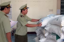 Lực lượng Quản lý thị trường kiểm tra lô hàng vừa bắt giữ. (Ảnh: Xuân Triệu/TTXVN)