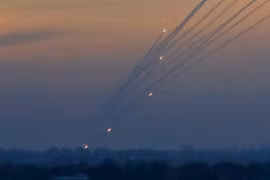 Trong ảnh: Phong trào Hamas tại Dải Gaza phóng tên lửa về phía lãnh thổ Israel ngày 5/5/2019. (Nguồn: AFP/TTXVN)