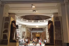 Du khách quốc tế đến thăm bảo tàng ở thủ đô Cairo của Ai Cập. (Ảnh: Anh Tuấn - TTXVN/Vietnam+)