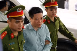 Bị can Hà Văn Thắm (giữa). (Ảnh: Văn Điệp/TTXVN)