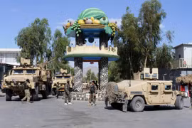 Trong ảnh: (tư liệu) Binh sỹ Afghansitan tuần tra tại Farah, Afghansitan. (Nguồn: AFP/TTXVN)