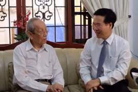 Trưởng Ban Tuyên giáo Trung ương Võ Văn Thưởng thăm hỏi Giáo sư, Tiến sỹ Trần Hồng Quân. (Ảnh: Thu Hoài/TTXVN)