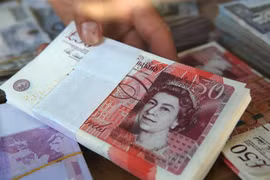 Moody's cảnh báo có thể hạ xếp hạng nợ công của Anh