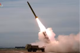 Vụ phóng thử hệ thống rocket đa nòng cỡ siêu lớn mới của Triều Tiên tại một địa điểm bí mật. (Nguồn: AFP/TTXVN)