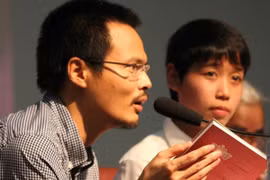 Dịch giả Nguyễn Nhật Anh (trái).