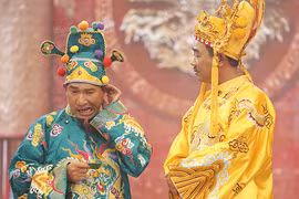 Nghệ sỹ Quang Thắng (trái) trong chương trình Táo quân 2017. (Ảnh: VFC)