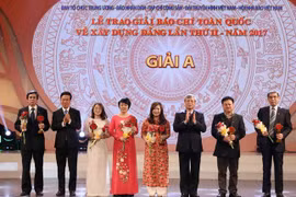Lễ trao Giải báo chí toàn quốc về xây dựng Đảng mang tên Búa Liềm Vàng lần thứ hai - năm 2017. (Nguồn: TTXVN) 