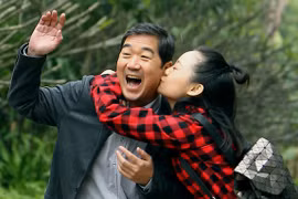 Nam diễn viên Trương Quốc Lập vào vai một ông bố đơn thân trong phim "Bố là trụ cột." (Ảnh: VTV)