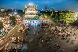Phố đi bộ đoạn quảng trường Đông Kinh Nghĩa Thục rất đông người mỗi dịp cuối tuần. (Ảnh minh họa: TTXVN)
