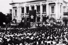 Ngày 19/8/1945, tại Quảng trường Nhà hát Lớn, hàng vạn người dân Thủ đô dự Lễ mít tinh chào mừng Ủy ban Quân quản. (Ảnh tư liệu: TTXVN)