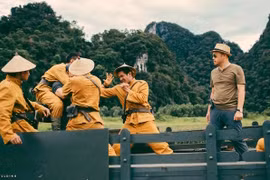 Đạo diễn Victor Vũ (ngoài cùng bên phải) chỉ tại phim trường "Người bất tử." (Ảnh: Đoàn làm phim)