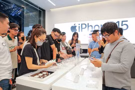 Ngày 29/9, iPhone 15 Series chính hãng đã chính thức lên kệ tại thị trường Việt Nam. Năm nay thị trường Việt Nam được nhận iPhone chính hãng chỉ 1 tuần sau khi mở bán, sớm nhất từ trước đến giờ. (Ảnh: PV/Vietnam+)