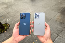 Sáng 22/9, bộ tứ iPhone 15 đã chính thức được mở bán trên toàn thế giới. Như thường lệ, mẫu iPhone 15 Pro Max luôn xếp đầu bảng về mức độ quan tâm cũng như đặt mua từ người dùng. (Ảnh: PV/Vietnam+)