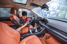 Dịp cận Tết, thị trường làm đẹp, tân trang ôtô lại nhộn nhịp khi nhiều người mang xe đi bảo dưỡng, chăm sóc. (Ảnh: Minh Sơn/Vietnam+)