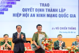 Thượng tướng Lương Tam Quang - Ủy viên Trung ương Đảng, Thứ trưởng Bộ Công an nhận quyết định thành lập Hiệp hội An ninh Mạng Quốc gia. (Ảnh: Minh Sơn/Vietnam+)