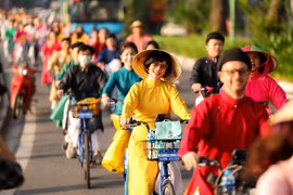 Sáng 1/9, Sở Du lịch Hà Nội phối hợp Trung tâm Bảo tồn di sản Thăng Long Hà Nội và Câu lạc bộ Đình Làng Việt tổ chức chương trình 'Áo dài kết nối du lịch và di sản Hà Nội lần thứ nhất - năm 2023.' (Ảnh: Minh Sơn/Vietnam+)