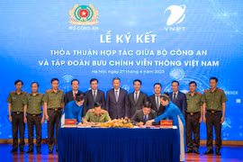 Bộ Công an ký kết hợp tác với Tập đoàn VNPT phát triển lĩnh vực chuyển đổi số. (Ảnh: Minh Sơn/Vietnam+)