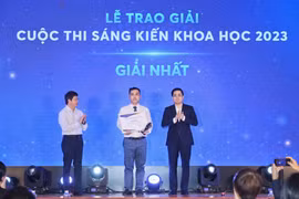 Tác giả giành Giải Nhất cuộc thi với đề tài TIR lens mới cho đèn LED công suất cao với giá thành thấp và chiếu sáng đồng đều. (Ảnh: PV/Vietnam+)