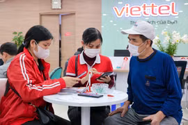Điểm giao dịch của Viettel Telecom thời điểm 9 giờ sáng. (Ảnh: Minh Sơn/Vietnam+)