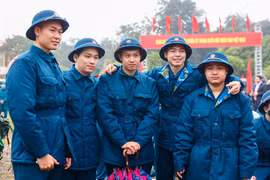 Sáng 6/2, 30 quận, huyện, thị xã của thành phố Hà Nội đã đồng loạt tổ chức lễ giao, nhận quân năm 2023. (Ảnh: Minh Sơn/Vietnam+)