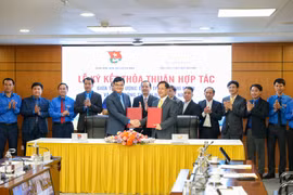 Anh Bùi Quang Huy - Ủy viên Dự khuyết Ban Chấp hành Trung ương Đảng, Bí thư Thứ nhất Trung ương Đoàn và ông Chu Quang Hào - Tổng Giám đốc Tổng Công ty Bưu điện Việt Nam đã tiến hành ký kết thỏa thuận hợp tác giữa Trung ương Đoàn và Vietnam Post. (Ảnh: Min