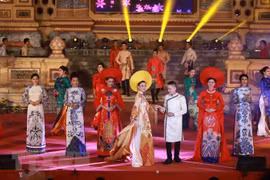 Trình diễn áo dài tại Festival Huế 2018. (Ảnh: Hoàng Hùng/TTXVN)