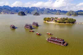 Du thuyền đưa khách tham quan hồ Tam Chúc rộng hơn 600ha với nhiều cảnh đẹp tự nhiên. (Ảnh: Đại Nghĩa/TTXVN) 