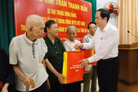 Chủ tịch UBTƯ MTTQ Việt Nam Trần Thanh Mẫn tặng quà cho 10 gia đình chính sách có hoàn cảnh khó khăn tại Khu di tích Ngã ba Đồng Lộc. (Nguồn: TTXVN)