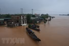 Nhà dân ở hai bên bờ sông Thạch Hãn bị ngập lụt. (Ảnh: Hồ Cầu/TTXVN)