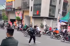 Hà Nội: Khởi tố thanh niên cầm gậy sắt đập xe sau va chạm giao thông