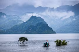 Tàu du lịch đưa du khách khám phá vẻ đẹp của hồ thủy điện Hòa Bình. (Ảnh: Trọng Đạt/TTXVN) 