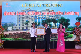Phó Chủ tịch Ủy ban Nhân dân tỉnh Thái Bình Nguyễn Thị Lĩnh (trái) trao giấy phép hoạt động cho Bệnh viện Lão khoa Phước Hải. (Nguồn: TTXVN)