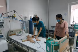 Bệnh nhân bị Viêm não Nhật Bản được điều trị tại Bệnh viện Đa khoa vùng Tây Nguyên. (Ảnh: Tuấn Anh/TTXVN)