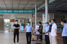 Bệnh nhân mắc COVID-19 thứ 719 xuất viện. (Ảnh: Trần Tĩnh/TTXVN)