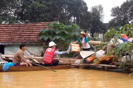 Hội Chữ thập Đỏ tỉnh Hà Tĩnh cứu trợ bà con xã Phương Điền, huyện Hương Khê, Hà Tĩnh. (Ảnh: Mỹ Bình/Vietnam+)