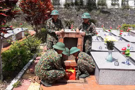 Đội Quy tập mộ liệt sỹ Quân đoàn 3 an táng hài cốt liệt sỹ tại Nghĩa trang Liệt sỹ huyện Sa Thầy, tỉnh Kon Tum. (Nguồn: TTXVN)