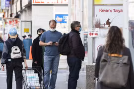 Người dân đeo khẩu trang phòng lây nhiễm COVID-19 tại Toronto, Canada, ngày 20/11/2020. (Ảnh: THX/TTXVN)