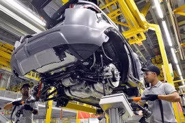 Công nhân làm việc trong một nhà máy ôtô tại Brazil. (Nguồn: Autocar)