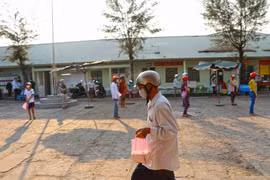 Người nghèo tại Cà Mau nhận gạo miễn phí để vượt qua khó khăn do dịch COVID-19. (Nguồn: TTXVN)