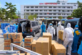 Các nhu yếu phẩm thiết yếu ủng hộ cho đội ngũ y tế và bệnh nhân được bốc dỡ để vận chuyển vào khu vực cách ly ở Bệnh viện C Đà Nẵng. (Ảnh: Trần Lê Lâm/TTXVN) 
