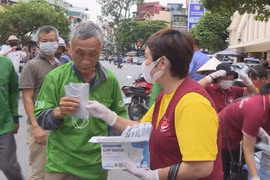 Nhóm thiện nguyện phát khẩu trang miễn phí cho người dân tại Hà Nội (Ảnh: PV)