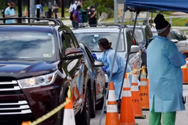 Nhân viên y tế lấy mẫu dịch xét nghiệm COVID-19 cho người dân tại Arlington, Virginia, Mỹ, ngày 26/5/2020. (Nguồn: AFP/TTXVN)