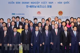 Thủ tướng Nguyễn Xuân Phúc cùng các đại biểu tại diễn đàn Doanh nghiệp Việt Nam-Hàn Quốc tháng 11/2019. Ảnh minh họa. (Ảnh: Thống Nhất/TTXVN)