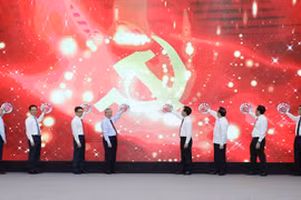 Ông Trần Quốc Vượng, Ủy viên Bộ Chính trị, Thường trực Ban Bí thư và các lãnh đạo Ban Tuyên giáo nhấn nút khai trương Trang tin điện tử. (Ảnh: Phương Hoa/TTXVN)
