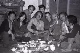 Bức ảnh "Những người muôn năm cũ" được nhiếp ảnh gia Hà Tường chụp năm 1983 tại nhà riêng của nhạc sĩ Nguyễn Thụy Kha. (Nguồn: Báo Thể thao Văn hóa)